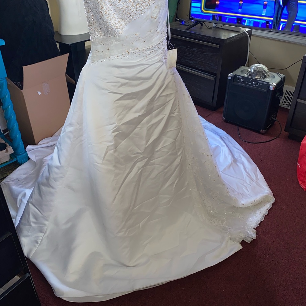 NWT Wedding Dress Haute Couture By Maggie Sottero Size 12…. Retail $1500